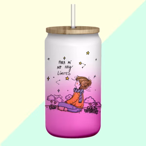 Vaso color rosa con tapa de bambú y bombilla